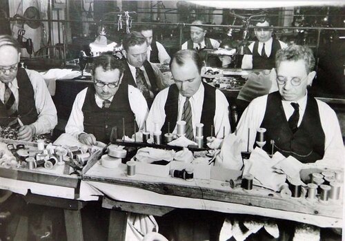 Finishers Assimbling Pieces of Garments par Margaret Bourke-White, Photographie en vente sur Singulart