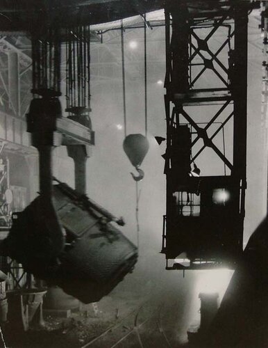 200-Ton Ladle at Work par Margaret Bourke-White, Photographie en vente sur Singulart