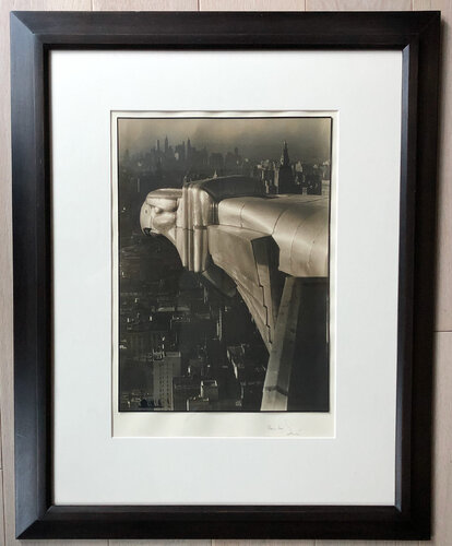 Gargoyle. Chrysler Building, New York City par Margaret Bourke-White, Photographie en vente sur Singulart