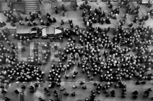 Hats in the Garment District par Margaret Bourke-White, Photographie en vente sur Singulart
