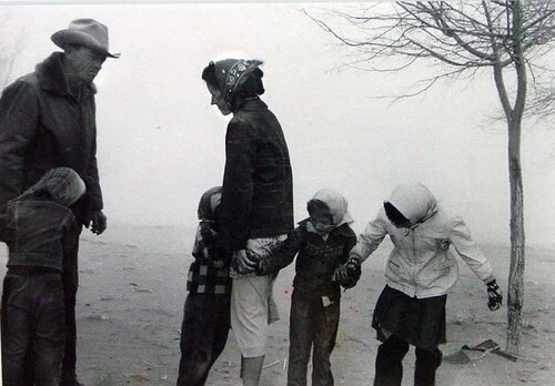Farmer Art Blooding with Family Battling "Dust Bowl" Winds par Margaret Bourke-White, Photographie en vente sur Singulart
