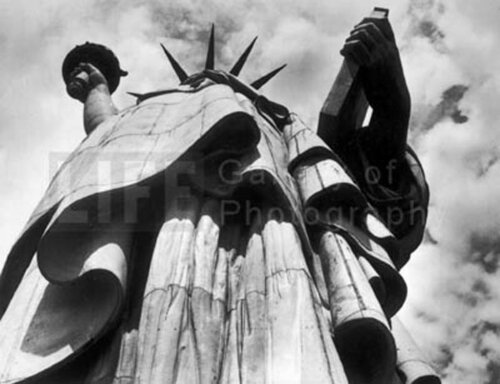 Statue of Liberty van Margaret Bourke-White, Fotografie te koop op Singulart