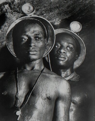 Gold Miners, South Africa van Margaret Bourke-White, Fotografie te koop op Singulart