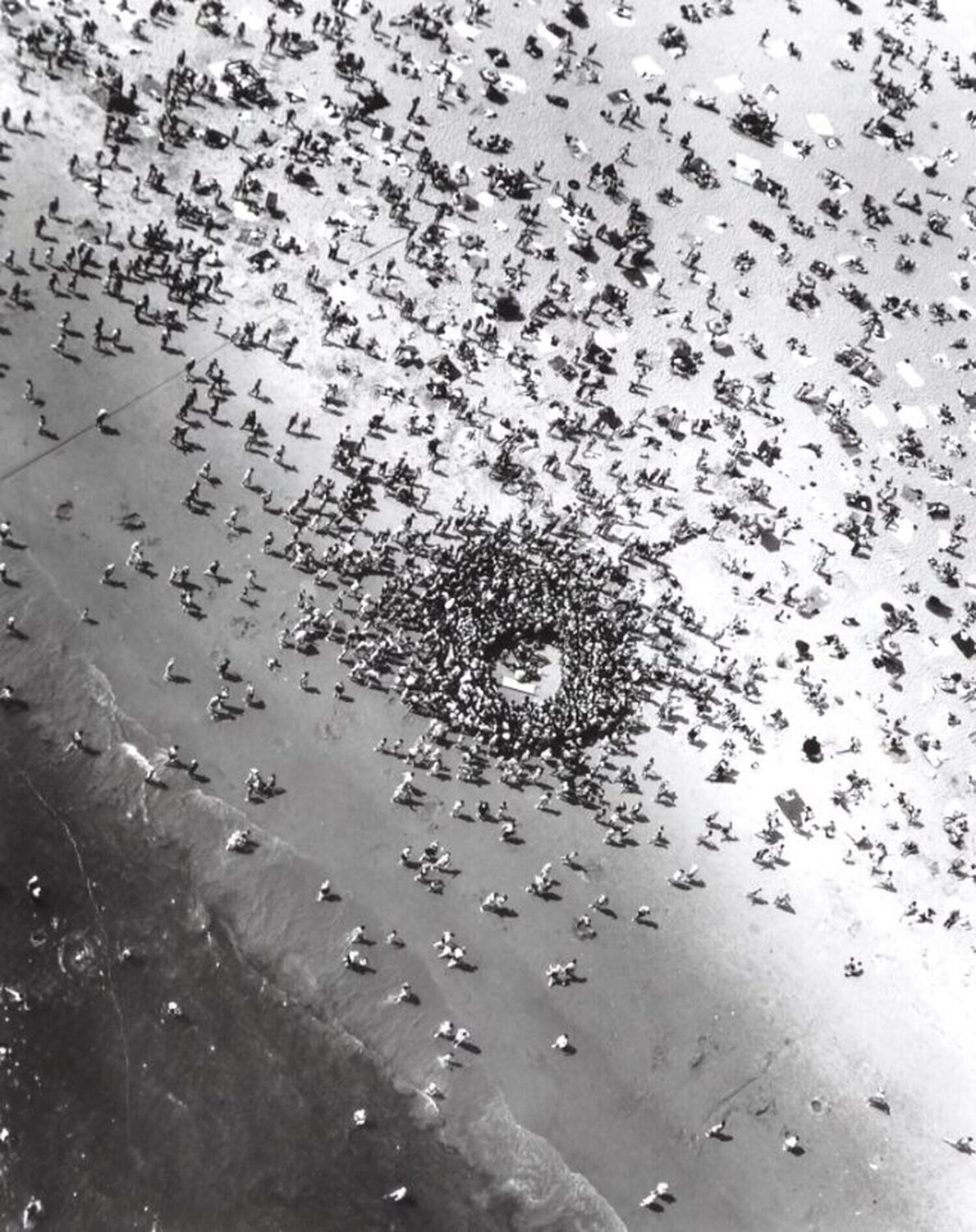 Beach Accident, Coney Island, New York Margaret Bourke-White Fotografie zu verkaufen