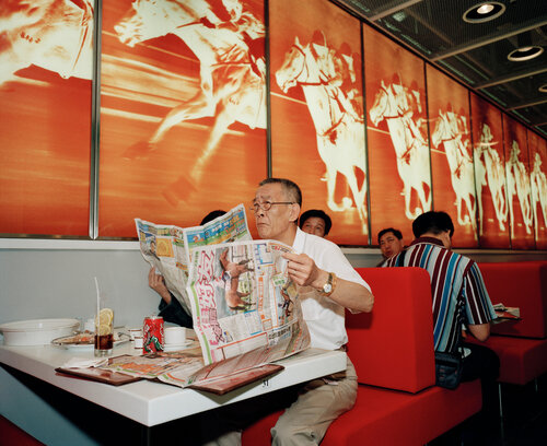 Horse Racing, Sha Tin van Martin Parr, Fotografie te koop op Singulart
