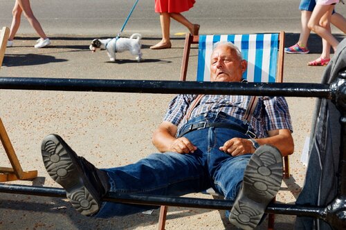 Scarborough, Yorkshire [man on deckchair] van Martin Parr, Fotografie te koop op Singulart