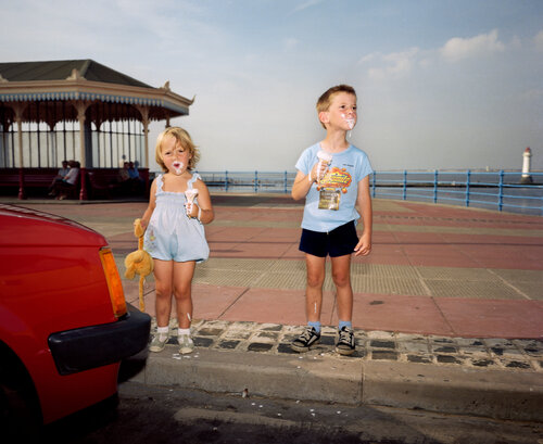 The Last Resort [kids with ice creams] van Martin Parr, Fotografie te koop op Singulart