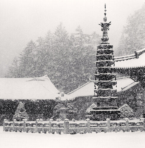 Temple Snowfall, Woljeongsa Temple, Gangwondo, South Korea van Michael Kenna, Fotografie te koop op Singulart
