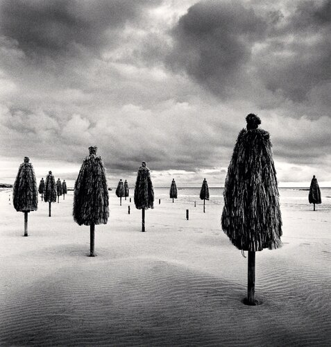 Thirteen beach umbrellas, Abruzo, Italy van Michael Kenna, Fotografie te koop op Singulart