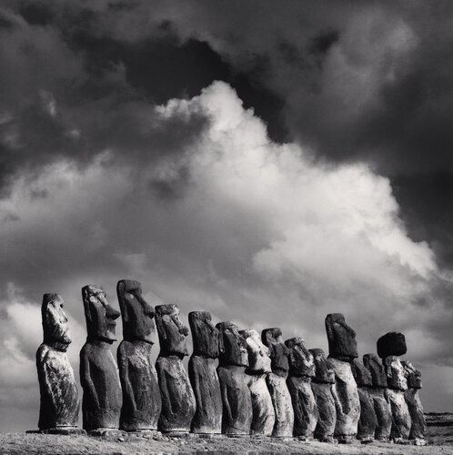 Moai, Study 16, Ahu Tongariki, Easter Island. di Michael Kenna, Fotografia in vendita su Singulart