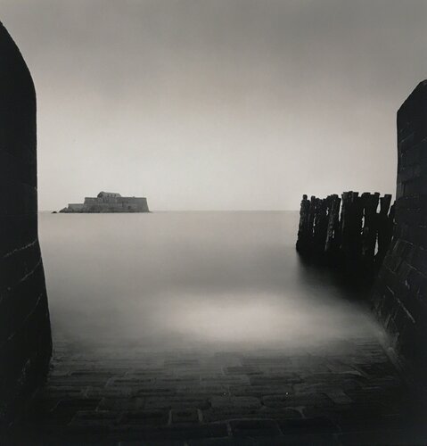 Nocturne, St. Malo, Brittany, France di Michael Kenna, Fotografia in vendita su Singulart