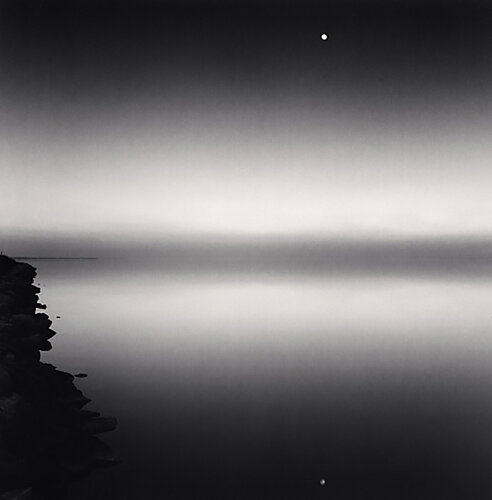 Full Moon Reflection, Italy di Michael Kenna, Fotografia in vendita su Singulart
