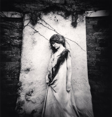 Gravestone Woman, Venice, Italy di Michael Kenna, Fotografia in vendita su Singulart