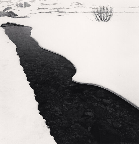 River Po in Winter, Pian della Regina, Crissolo, Cuneo, Italy di Michael Kenna, Fotografia in vendita su Singulart