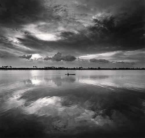 Single Boat, Backwaters, Kerala, India di Michael Kenna, Fotografia in vendita su Singulart