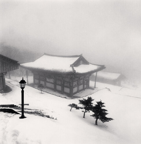 Lamp and Temple, Jonjaanji, Jeju Island, South Korea di Michael Kenna, Fotografia in vendita su Singulart
