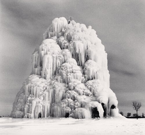 Frozen Fountain, Belle Isle, Detroit, Michigan, USA. van Michael Kenna, Fotografie te koop op Singulart
