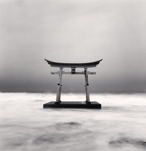 Torii Gate, Study 3, Shosanbetsu, Hokkaido di Michael Kenna, Fotografia in vendita su Singulart
