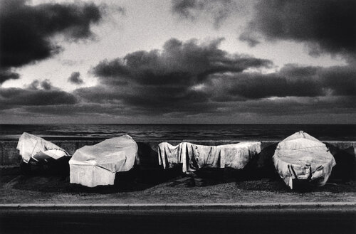 Draped Boats, North Whitby, Yorkshire, England di Michael Kenna, Fotografia in vendita su Singulart