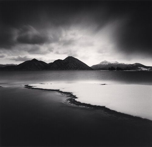 Breaking Light, Toya Lake, Hokkaido, Japan di Michael Kenna, Fotografia in vendita su Singulart