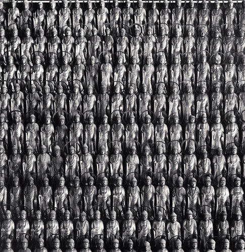 Bodhisattva Statues, Prayer Hall, Koyasan, Japan di Michael Kenna, Fotografia in vendita su Singulart