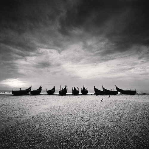 Nine Boats, Andakarnnazi Beach, Kerala, India di Michael Kenna, Fotografia in vendita su Singulart