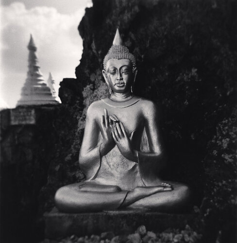 Mountaintop Buddha, Pindaya, Myanmar di Michael Kenna, Fotografia in vendita su Singulart