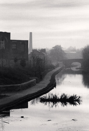 Morning Canal Walk, Rochdale, Lancashire, England di Michael Kenna, Fotografia in vendita su Singulart