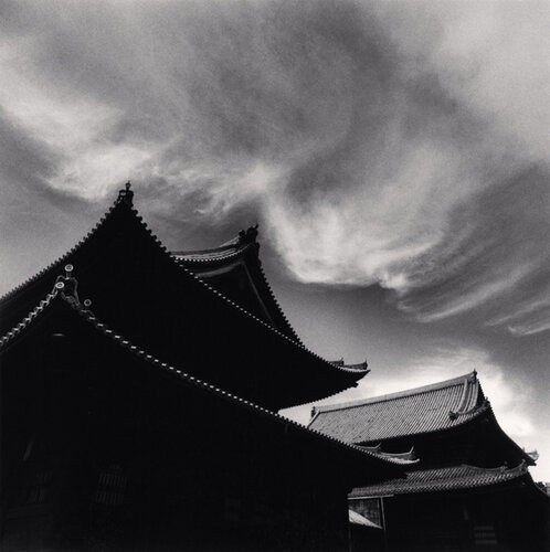 Afternoon Clouds, Myoshinji Temple, Kyoto, Honshu, Japan di Michael Kenna, Fotografia in vendita su Singulart