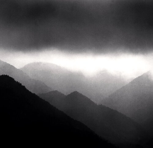 Mountain Rains, Shiga, Japan di Michael Kenna, Fotografia in vendita su Singulart