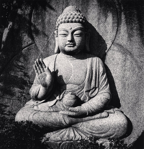 Medicine Buddha, Nammireuksa, Gangjin, Jeollanam-do, South Korea di Michael Kenna, Fotografia in vendita su Singulart