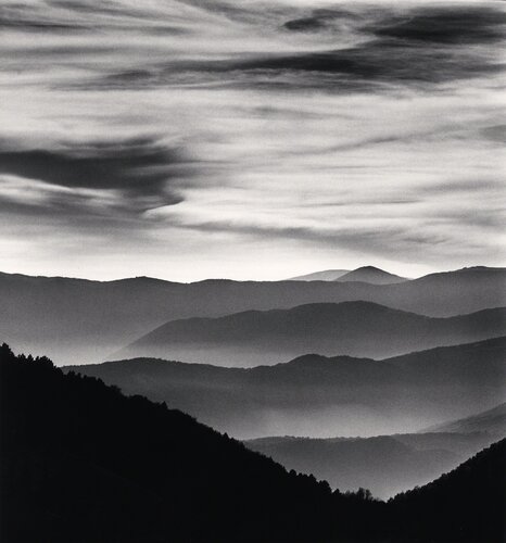 Distant Mountains, Passo delle Capannelle, Pizzoli, Abruzzo, Italy di Michael Kenna, Fotografia in vendita su Singulart