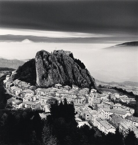Approaching Clouds, Pizzoferato, Abruzzo di Michael Kenna, Fotografia in vendita su Singulart