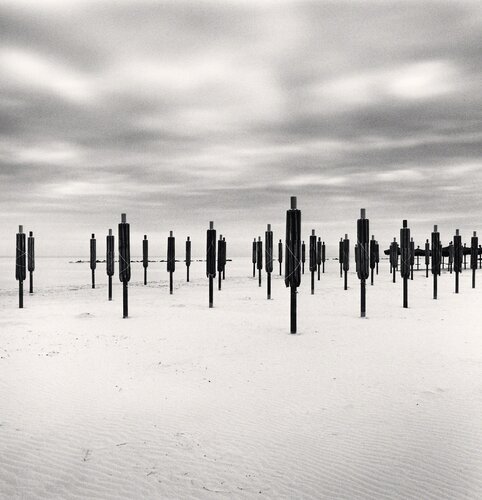 Folded Beach Umbrellas, Montesilvano, Abruzzo di Michael Kenna, Fotografia in vendita su Singulart