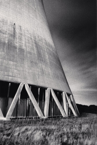Ratcliffe Power Station, Study 35, Nottinghamshire, England, 1985 di Michael Kenna, Fotografia in vendita su Singulart