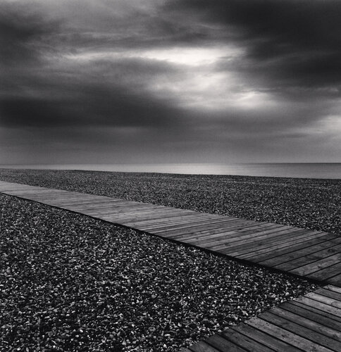 Beach Walk, Cayeaux sur Mer, Picardy, France di Michael Kenna, Fotografia in vendita su Singulart