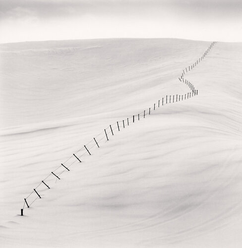 Hillside Fence, Study 7, Teshikaga, Hokkaido di Michael Kenna, Fotografia in vendita su Singulart