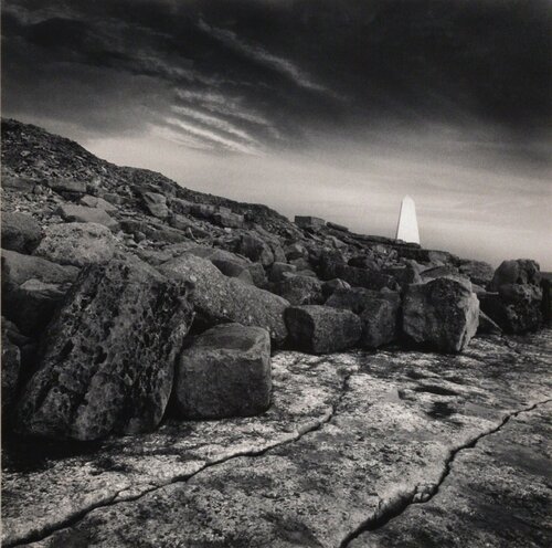Thomas Hardy Monument, Dorset, England di Michael Kenna, Fotografia in vendita su Singulart
