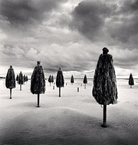 Thirteen Beach Umbrellas, Montesilvano, Abruzzo, Italy di Michael Kenna, Fotografia in vendita su Singulart