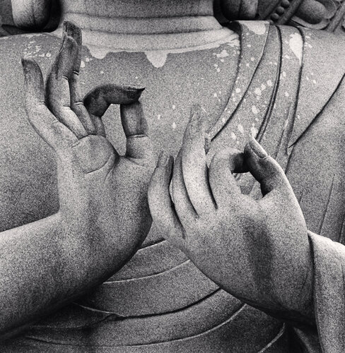 Buddha Mudra, Gwaneumsa Temple, Jeju, South Korea di Michael Kenna, Fotografia in vendita su Singulart