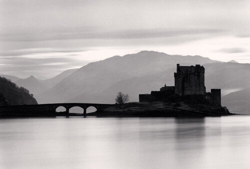 Eilean Donan Castle, Loch Duich, Scotland. di Michael Kenna, Fotografia in vendita su Singulart