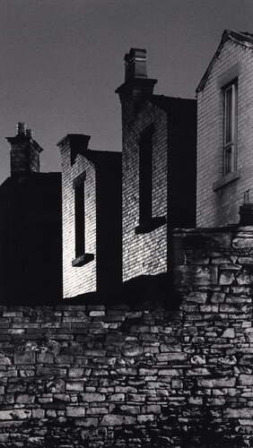 Housebacks, Blackburn, Lancaster, England di Michael Kenna, Fotografia in vendita su Singulart