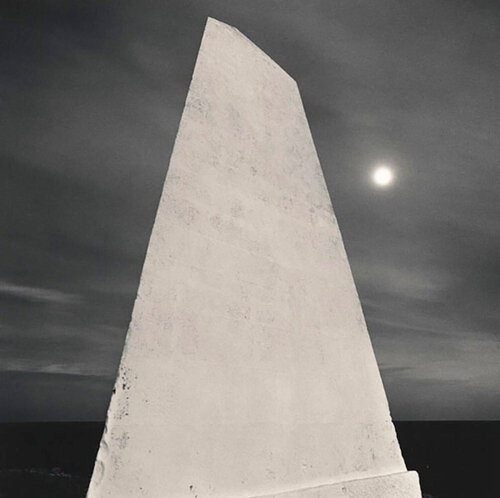 Moon & Monument, Dorset, England di Michael Kenna, Fotografia in vendita su Singulart