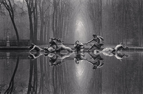 Chariot of Apollo, Study 1, Versailles, France di Michael Kenna, Fotografia in vendita su Singulart