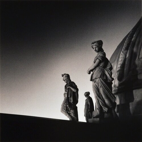 Rooftop Figures, Study I, Palace of the Legion of Honor, San Francisco, di Michael Kenna, Fotografia in vendita su Singulart