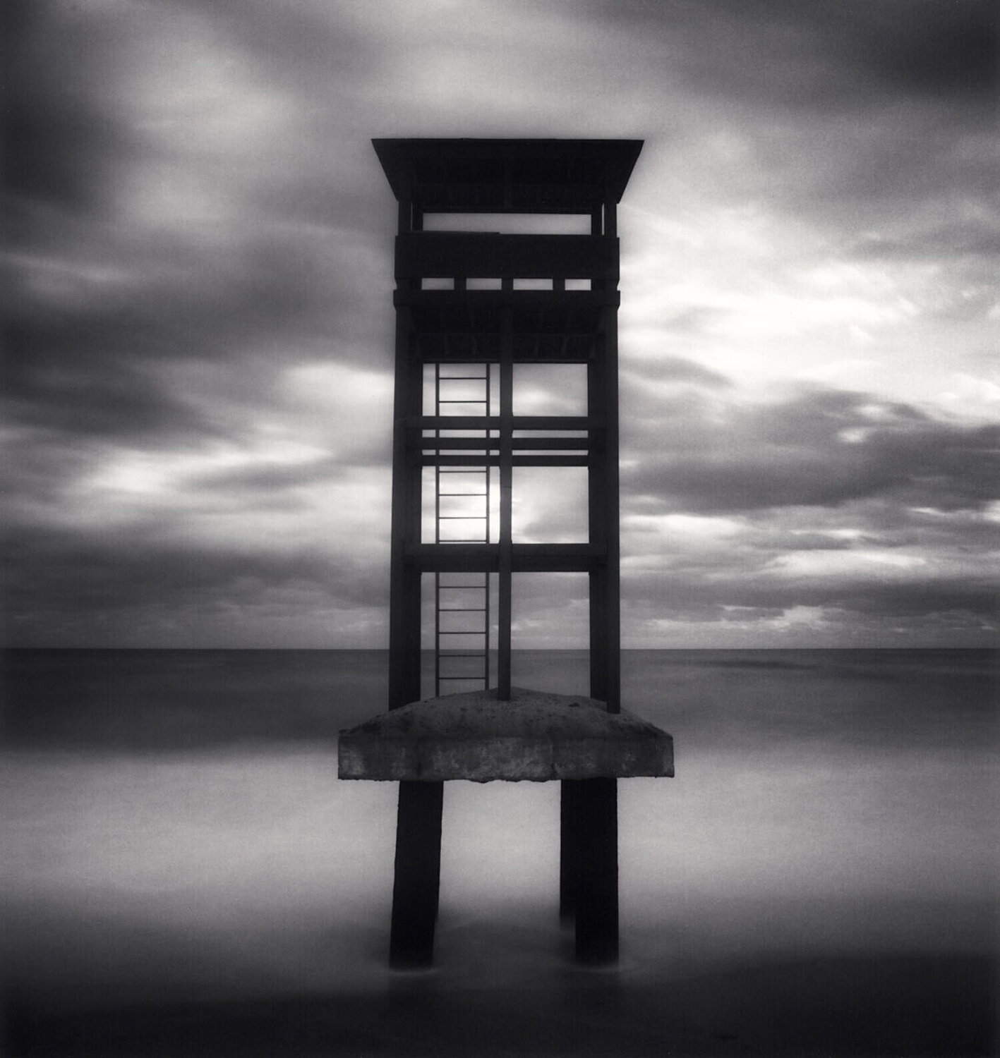 Watchtower, Study 30, Mangyang Beach, Ooljin, Gyeongsanbukdo, South Korea Michael Kenna Fotografie zu verkaufen