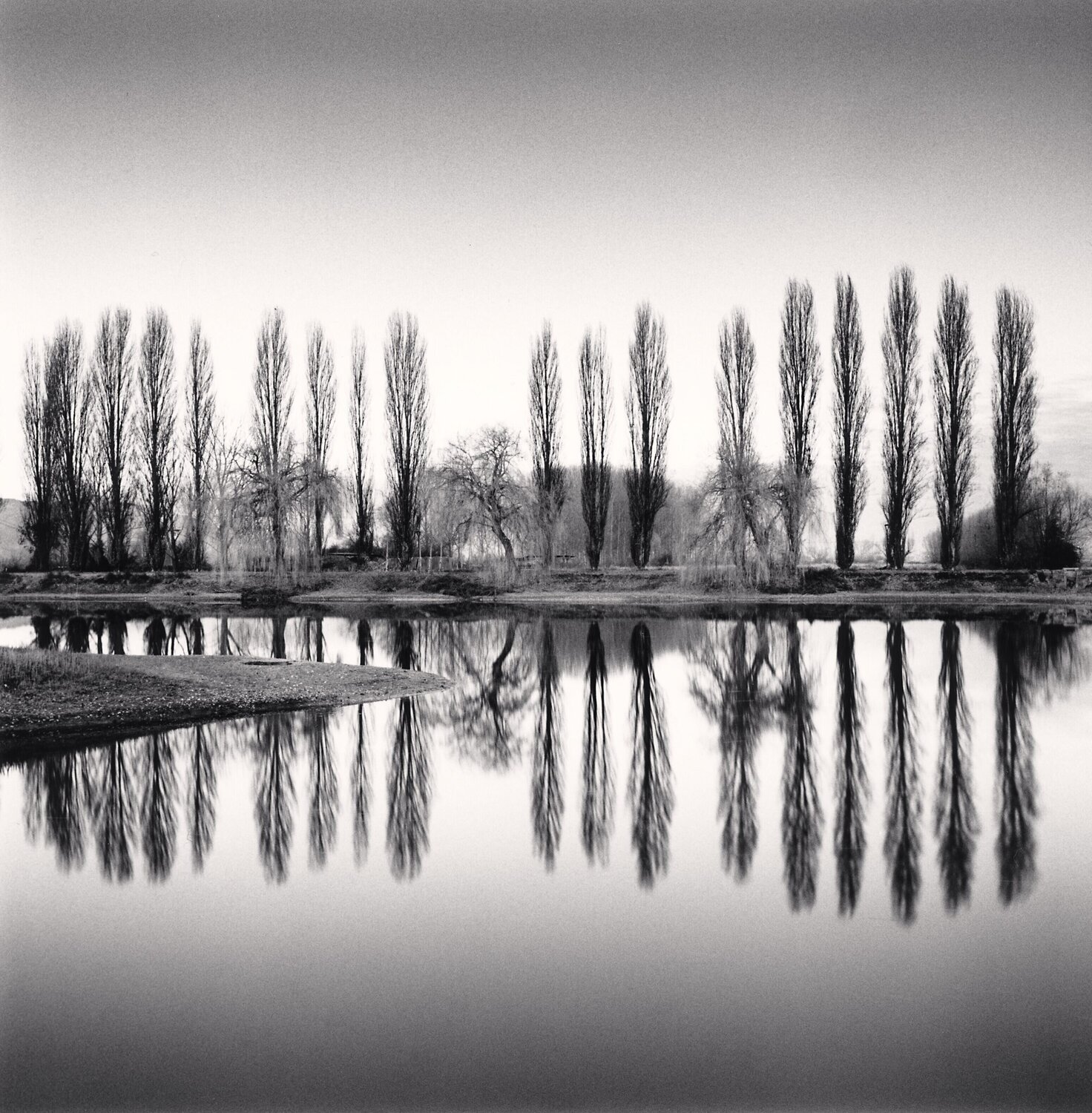 Ortucchio Lake Reflection, Fucino, Abruzzo, Italy. Michael Kenna Fotografie zu verkaufen