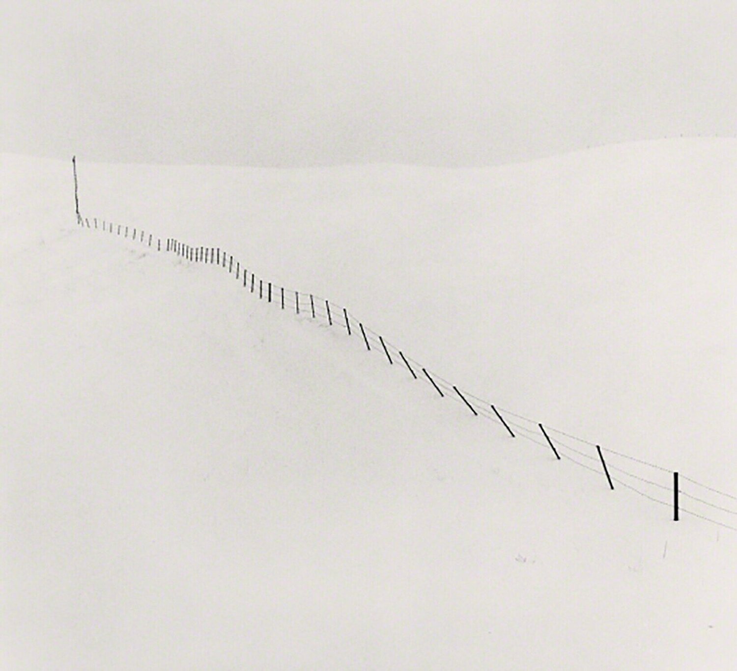 Hillside Fence, Study 1, Teshikaga, Hokkaido, Japan Michael Kenna Fotografie zu verkaufen