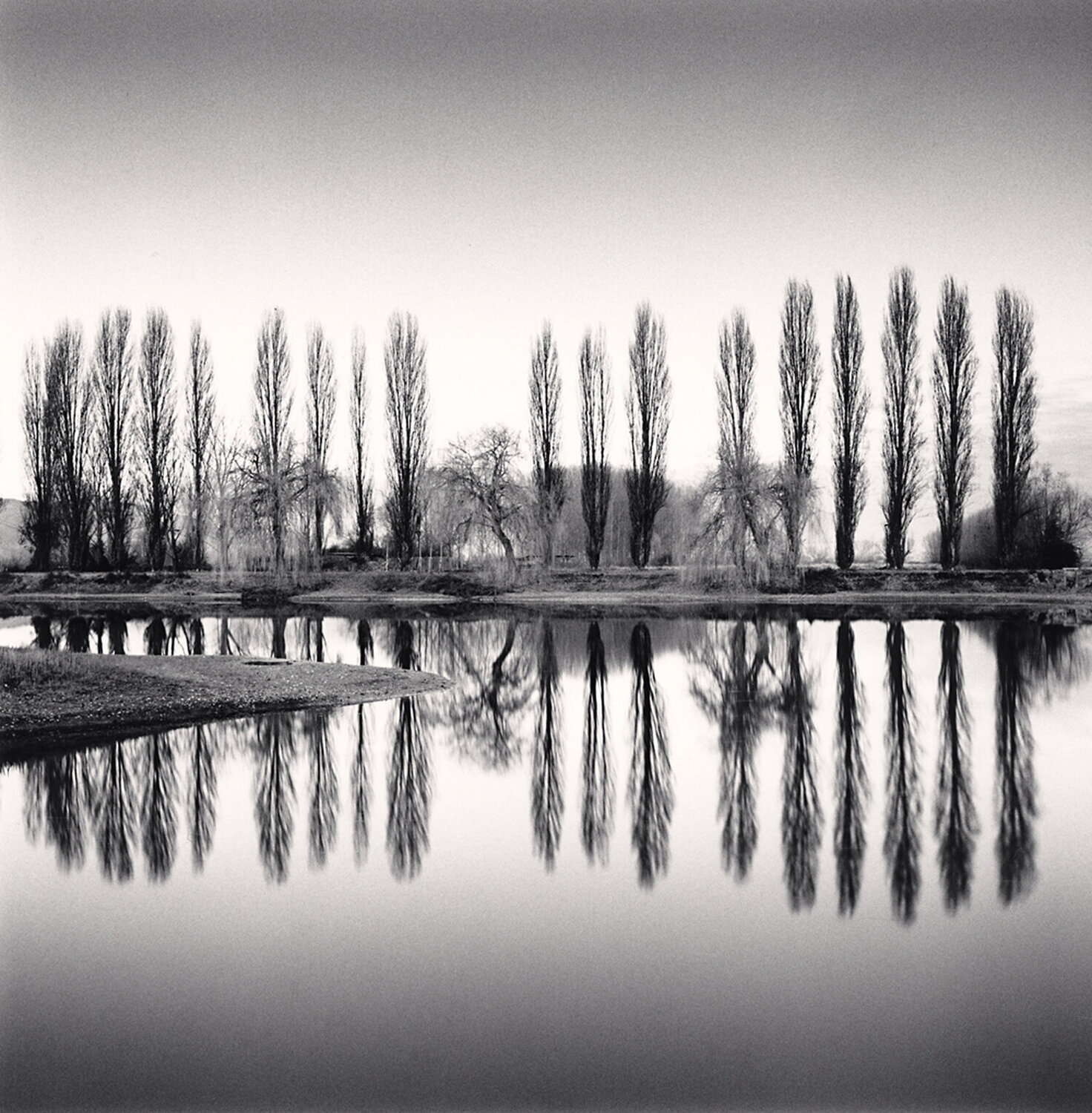 Ortucchio Lake Reflection, Fucino, Abruzzo, Italy Michael Kenna Fotografie zu verkaufen