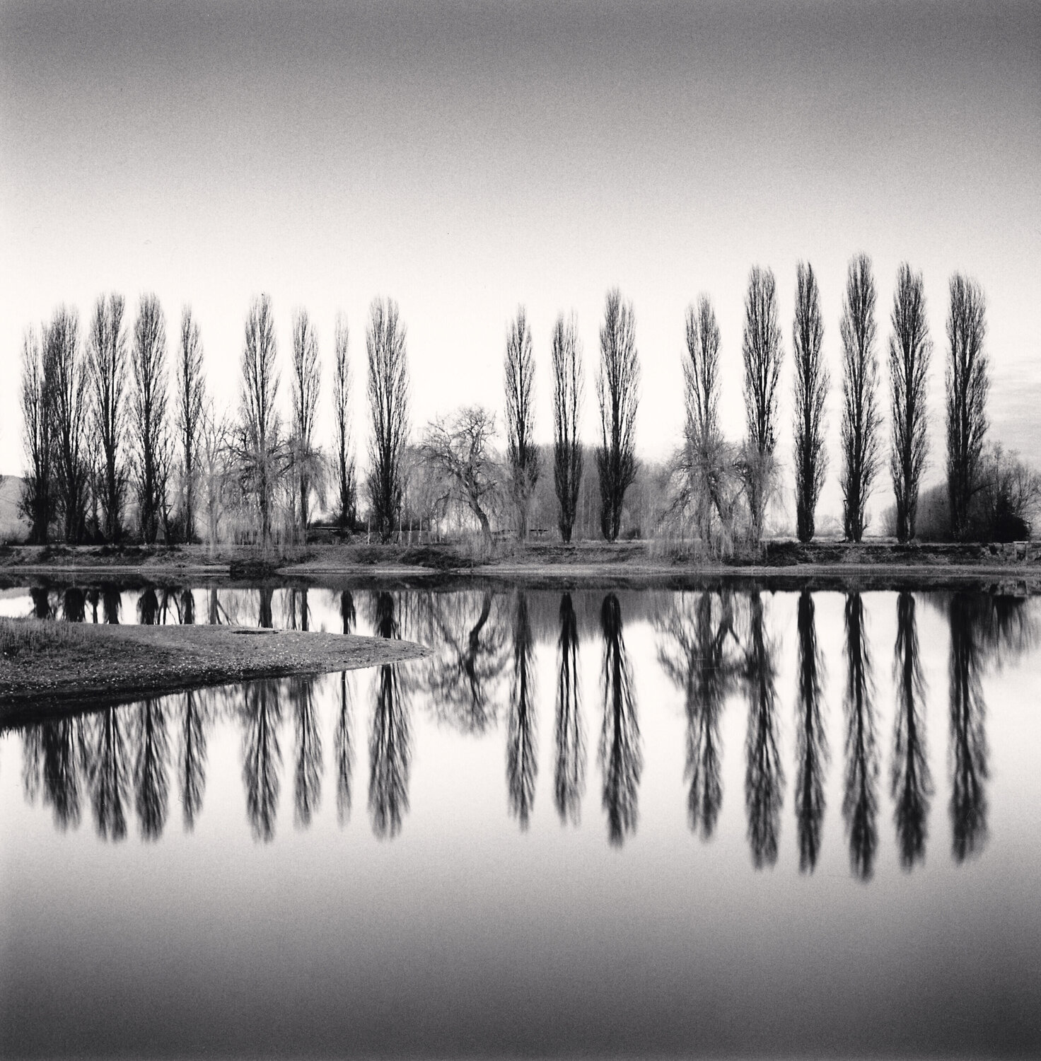 Ortucchio Lake Reflection, Fucino, Abruzzo, Italy Michael Kenna Fotografie zu verkaufen